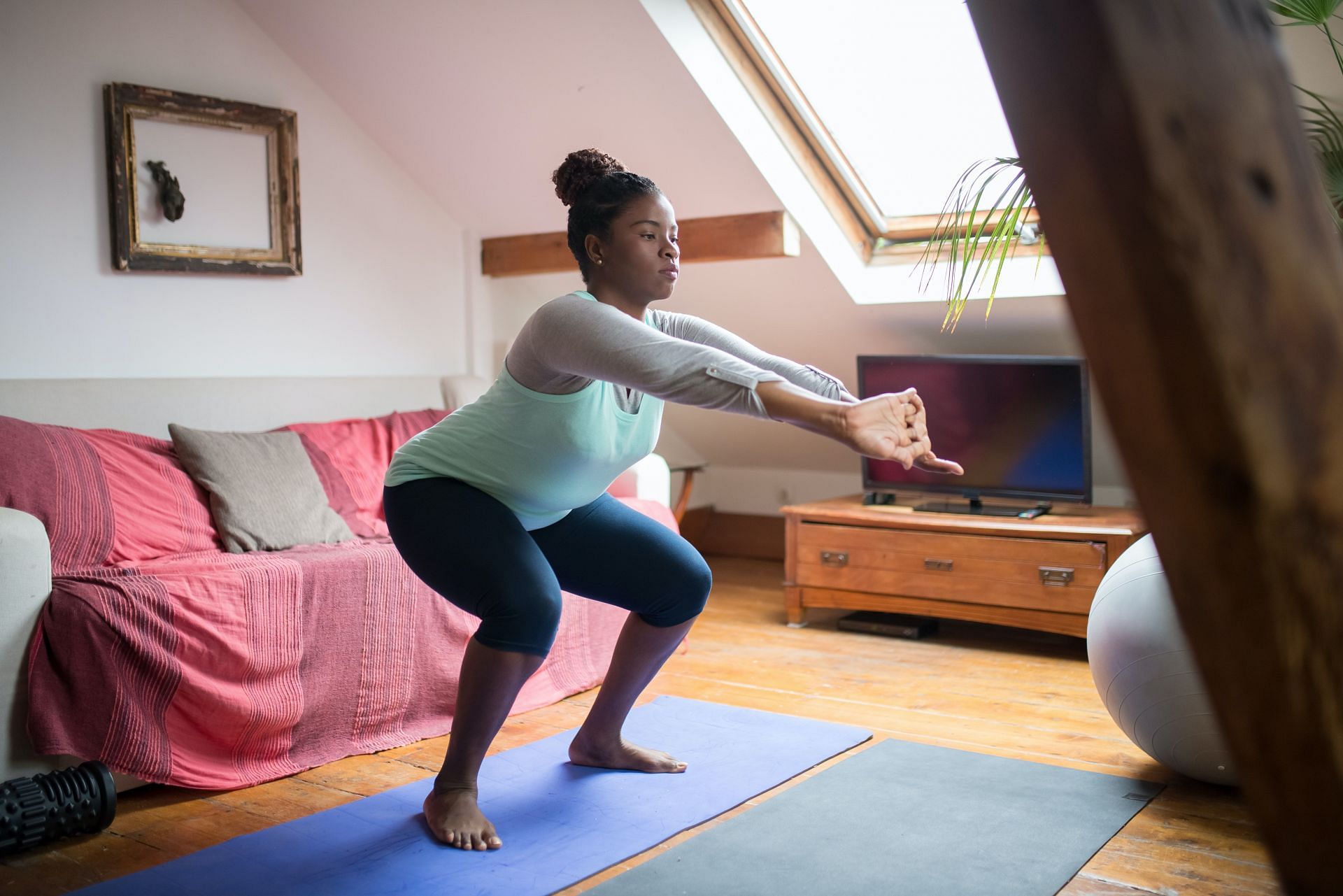 Squats primarily target leg muscles. (Image via Pexels/ Kampus Production)